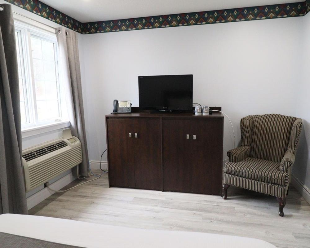 Algonquin Lakeside Inn Dwight Экстерьер фото