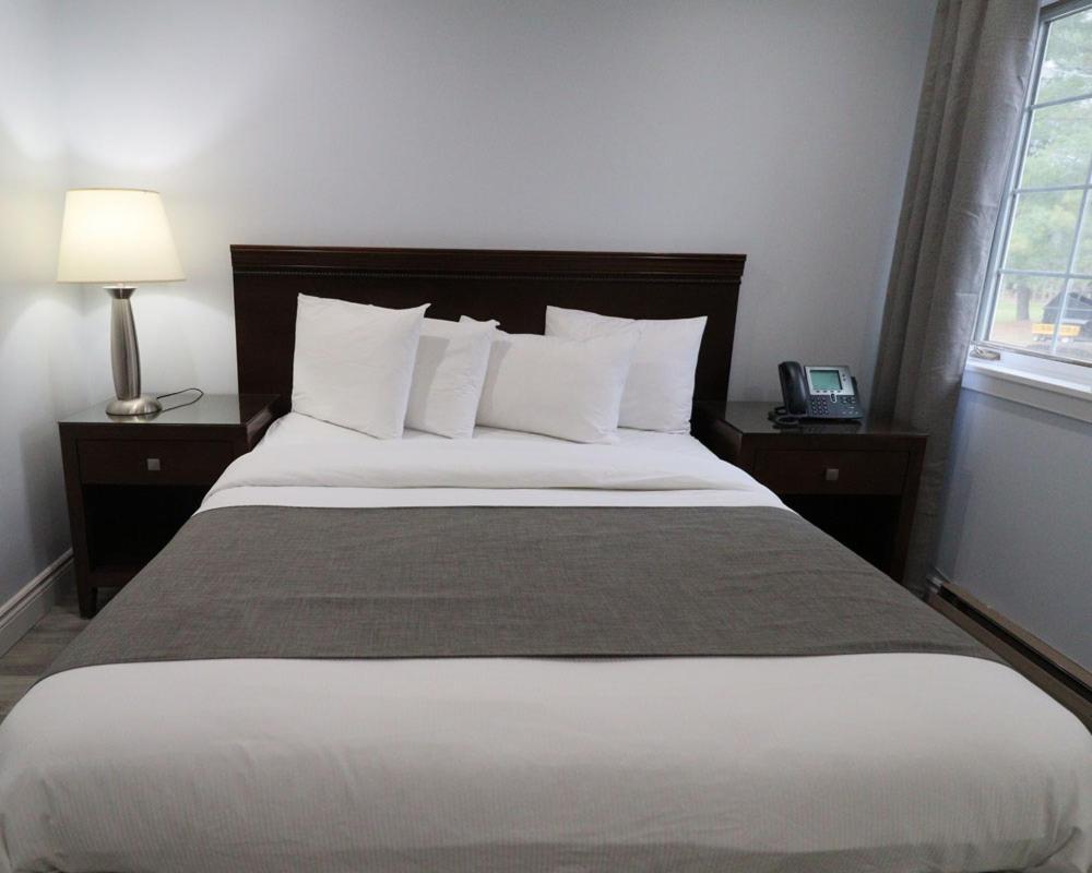 Algonquin Lakeside Inn Dwight Экстерьер фото