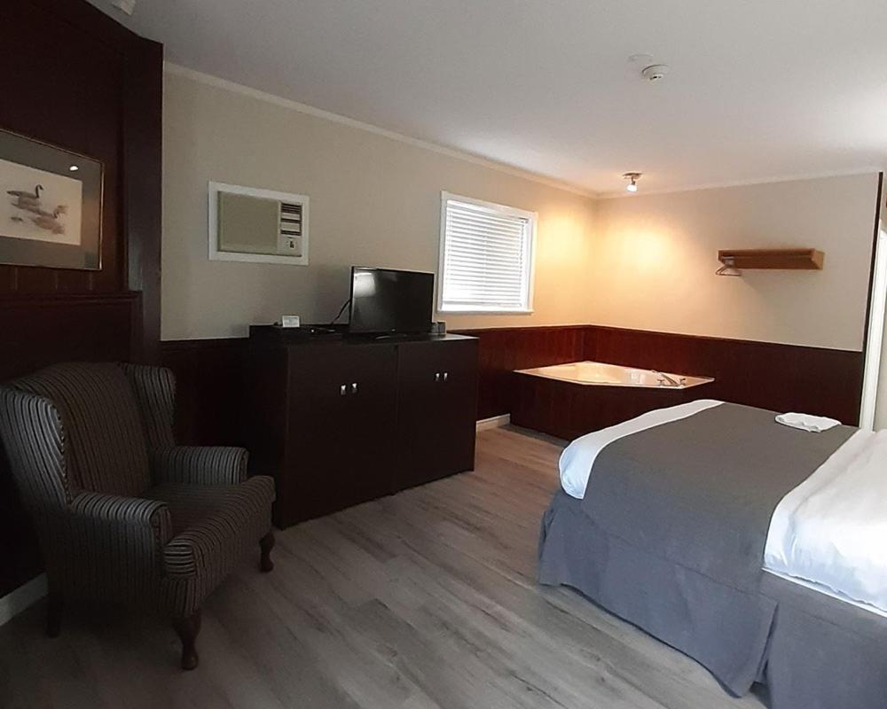 Algonquin Lakeside Inn Dwight Экстерьер фото