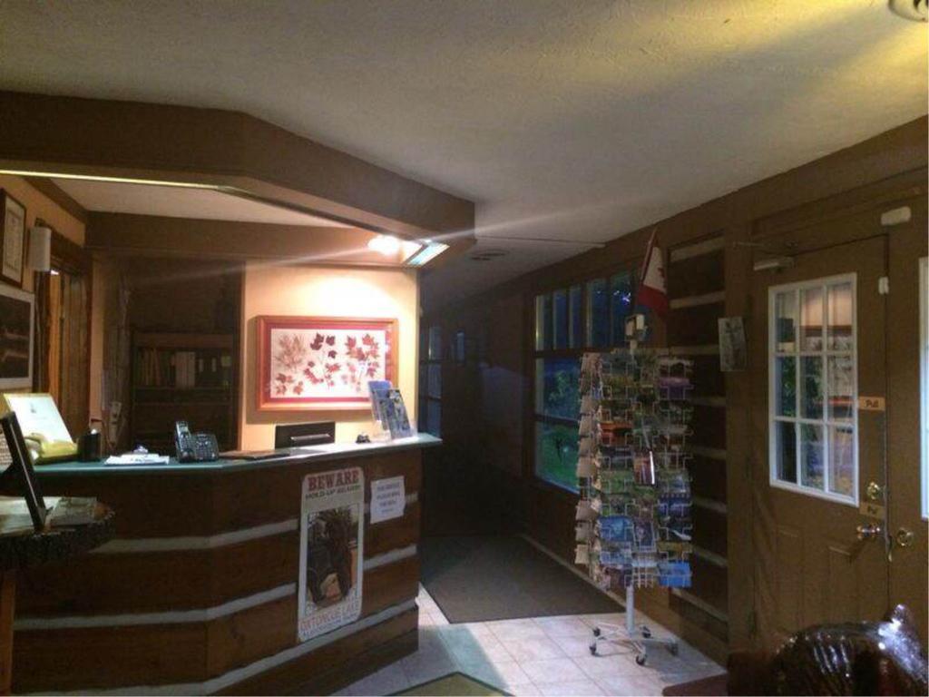 Algonquin Lakeside Inn Dwight Экстерьер фото