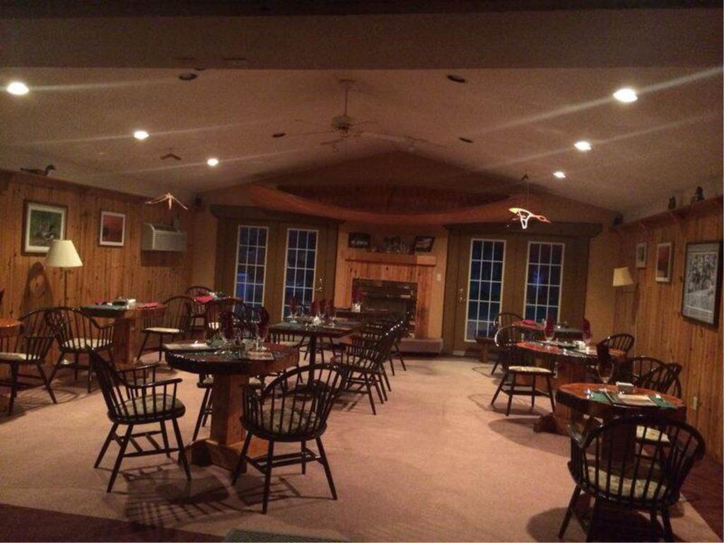 Algonquin Lakeside Inn Dwight Экстерьер фото
