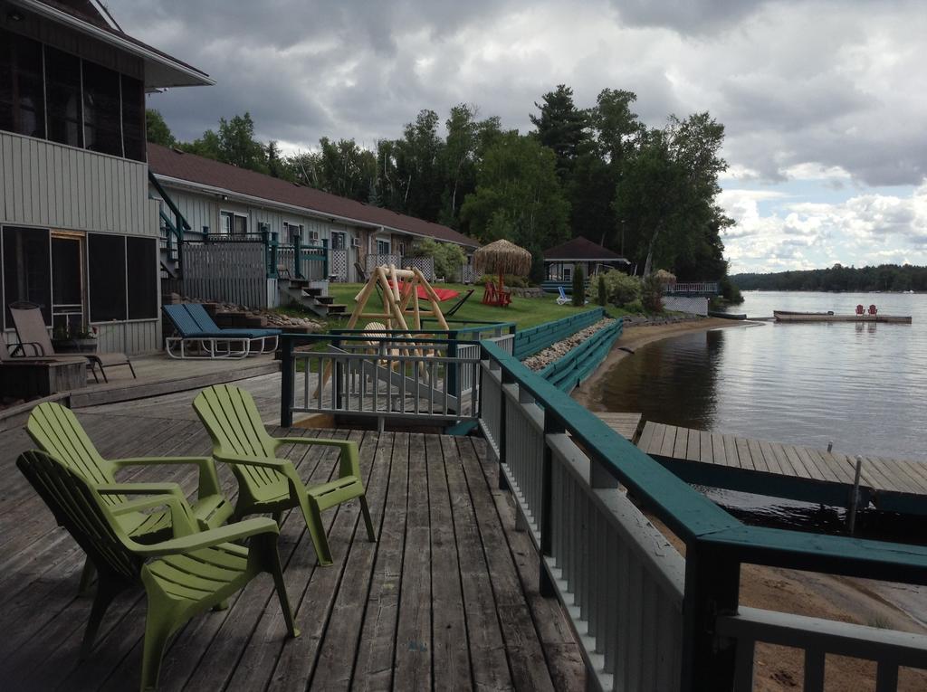 Algonquin Lakeside Inn Dwight Экстерьер фото