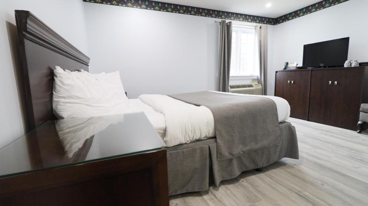 Algonquin Lakeside Inn Dwight Экстерьер фото