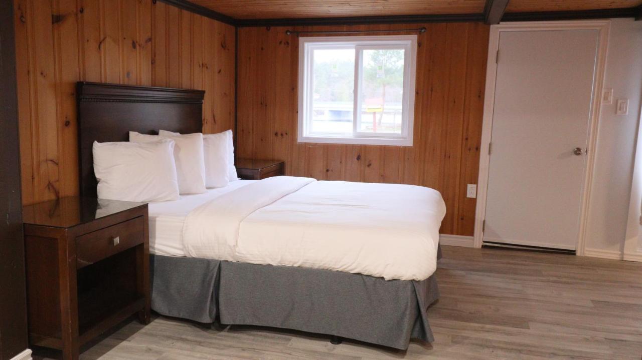 Algonquin Lakeside Inn Dwight Экстерьер фото