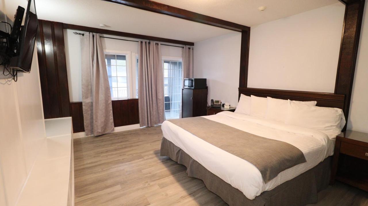 Algonquin Lakeside Inn Dwight Экстерьер фото