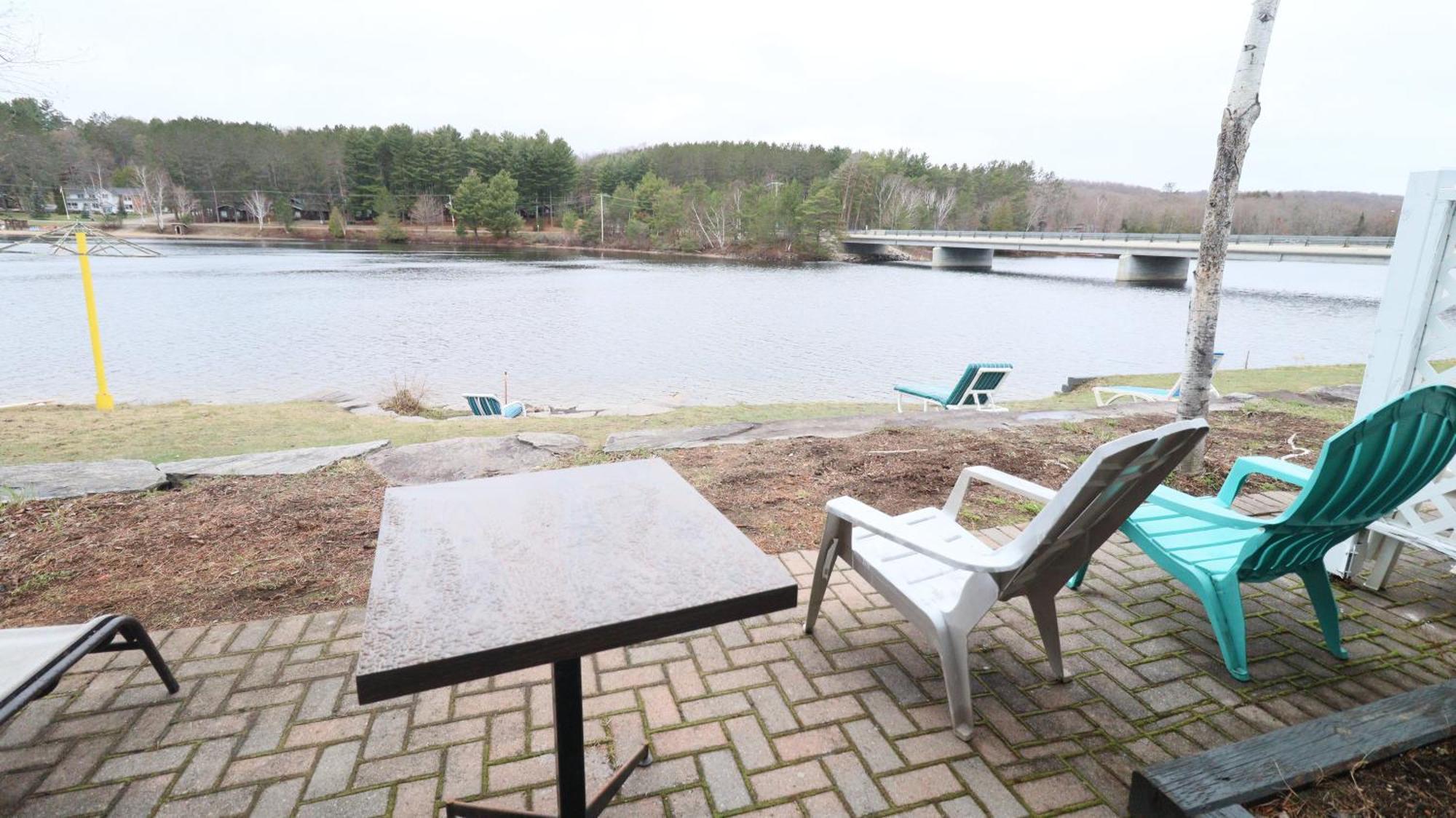 Algonquin Lakeside Inn Dwight Экстерьер фото