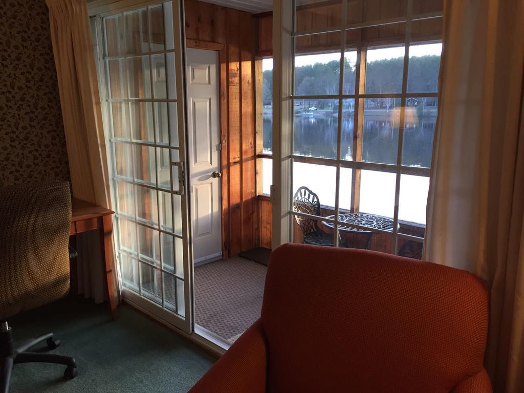 Algonquin Lakeside Inn Dwight Экстерьер фото