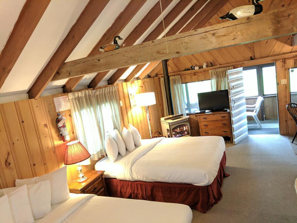 Algonquin Lakeside Inn Dwight Экстерьер фото