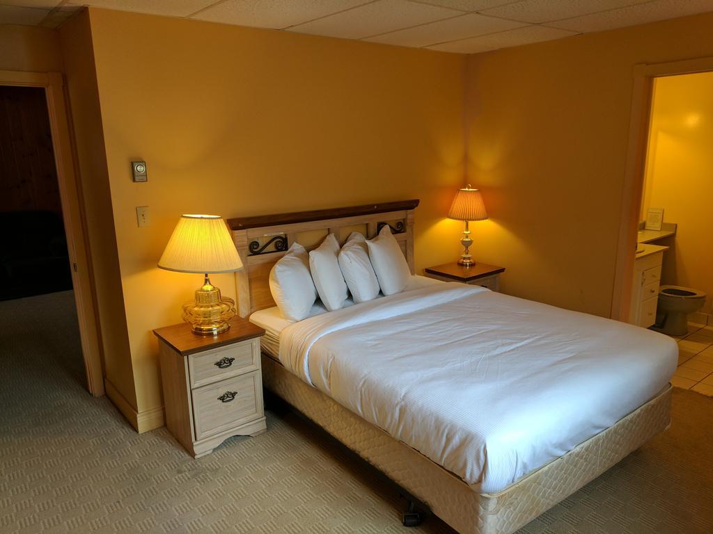 Algonquin Lakeside Inn Dwight Экстерьер фото