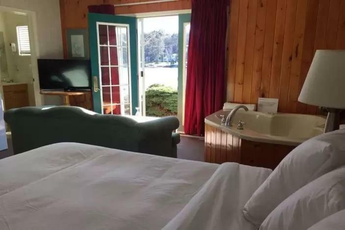 Algonquin Lakeside Inn Dwight Экстерьер фото