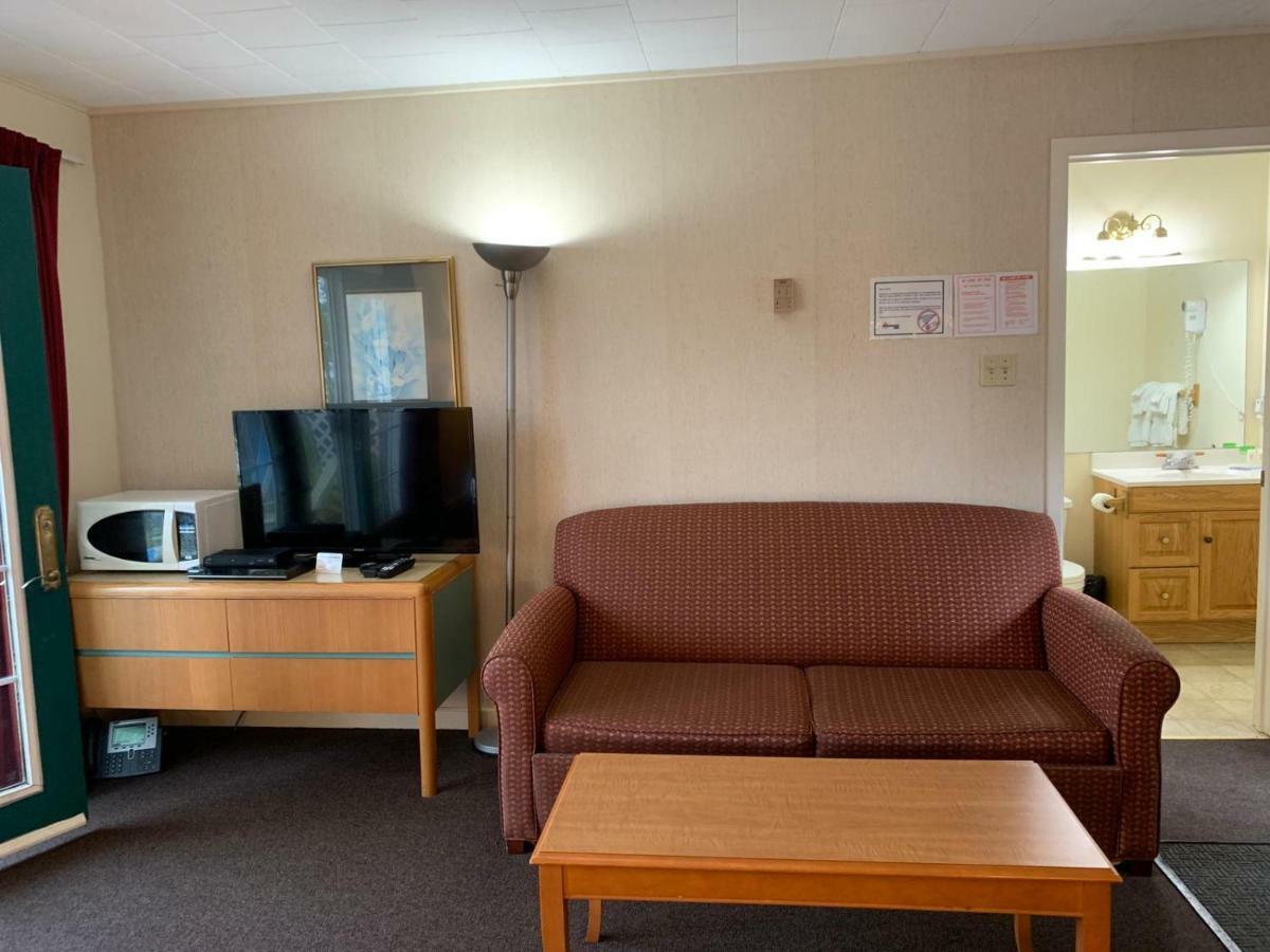 Algonquin Lakeside Inn Dwight Экстерьер фото