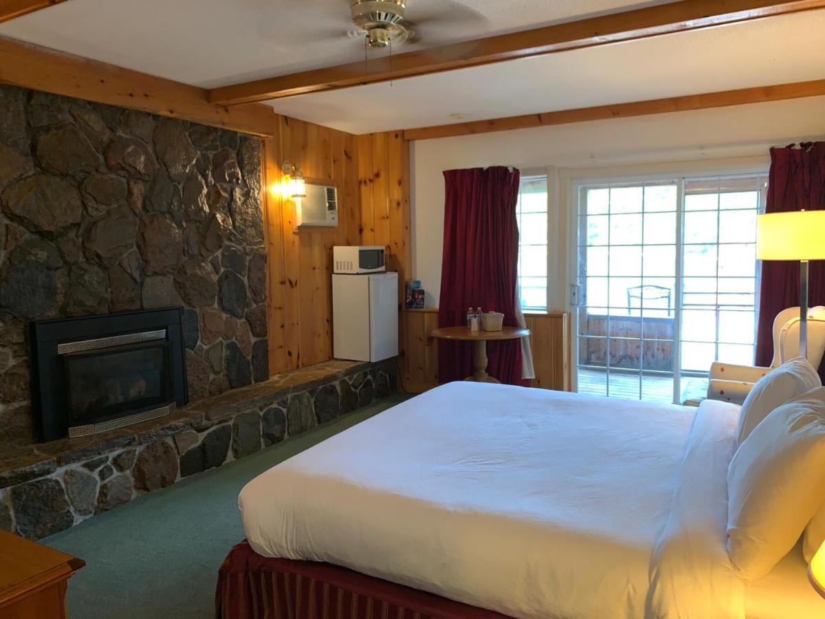 Algonquin Lakeside Inn Dwight Экстерьер фото